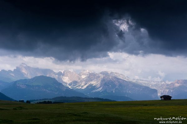 Gewitterwolken, Hütten und Almwiesen, Geisslergruppe, Seiseralm (Südtirol), Italien