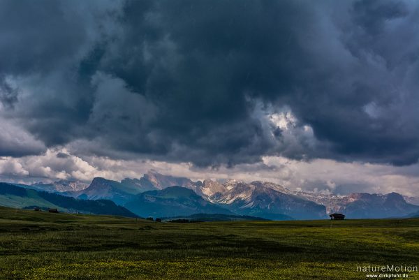 Gewitterwolken, Hütten und Almwiesen, Geisslergruppe, Seiseralm (Südtirol), Italien