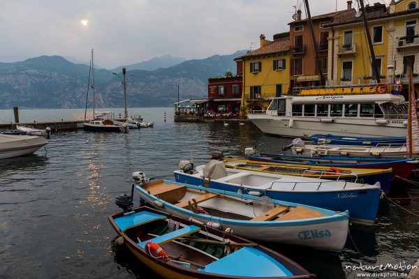 letztes Sonnelicht über dem Hafen, Fischerboote, Ausflugsboote, Malcesine, Italien