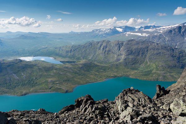 Blick auf Gjendesee und Nedre Leirungen, Wanderweg, Veslfjellet, Jotunheimen, Norwegen