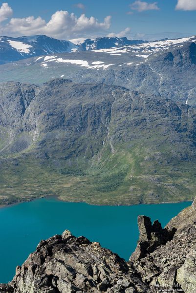 Blick auf Gjendesee und Nedre Leirungen, Wanderweg, Veslfjellet, Jotunheimen, Norwegen