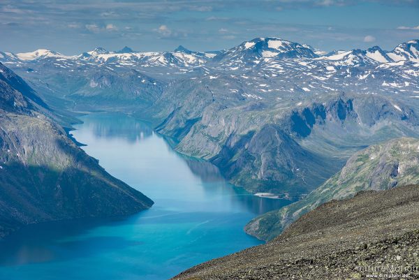 Gjendesee, Blick Richtung Westen nach Memurubu und Gjendebu, Veslfjellet, Jotunheimen, Jotunheimen, Norwegen