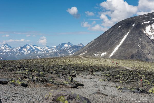 Geröllfeld, Höhenzüge mit Schneefledern, Wanderweg vom Veslfjellet Richtung Bessegengrat, Jotunheimen, Norwegen