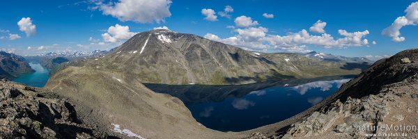 Gjendesee, Besshoe und Bessvatnet, Wolken spiegeln sich in der Wasseroberfläche, Abstieg vom Veslfjellet zum Bessegengrat, Jotunheimen, Norwegen