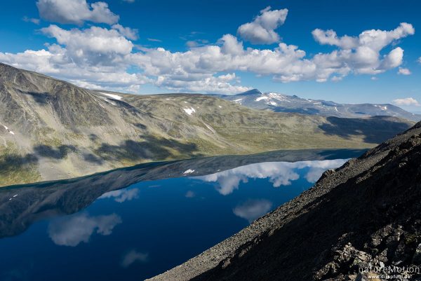 Bessvatnet, Wolken spiegeln sich in der Wasseroberfläche, Abstieg vom Veslfjellet zum Bessegengrat, Jotunheimen, Norwegen