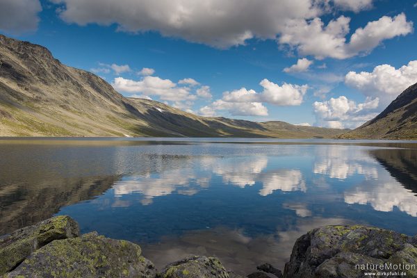 Bessvatnet, Wolken spiegeln sich in der Wasseroberfläche, Bessegengrat, Jotunheimen, Norwegen