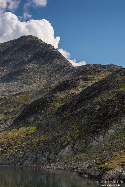 Wanderweg und Wanderer, Abstieg vom Veslfjellet zum Bessegengrat, Jotunheimen, Norwegen