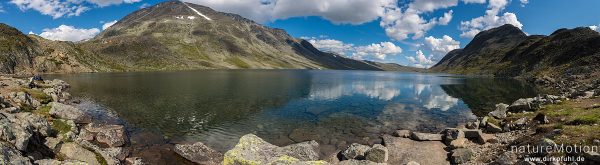 Bessvatnet, Wolken spiegeln sich in der Wasseroberfläche, Bessegengrat, Jotunheimen, Norwegen