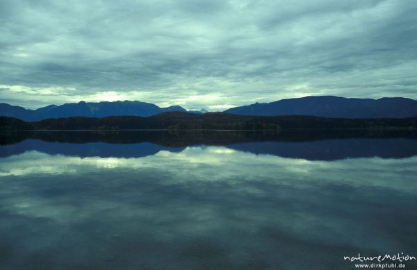 Wolken spiegeln sich in See, Murnauer Staffelsee, Murnauer Staffelsee, Deutschland
