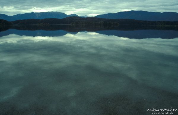 Wolken spiegeln sich in See, Murnauer Staffelsee, Murnauer Staffelsee, Deutschland