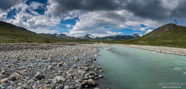 Flusslauf des Muru, Kiessbänke, Gletscherfluss, im Hintergrund schneebedeckte Berge, Memurudalen, Jotunheimen, Memurubu, Norwegen