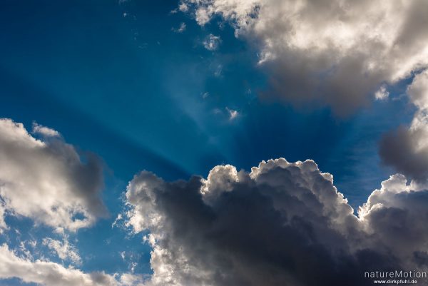 Lichtstrahlen zwischen Wolken, Himmel über dem Gjendesee, Jotunheimen, Memurubu, Norwegen