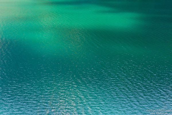 Licht und Schatten auf blauer Wasseroberfläche, Gjendesee, Jotunheimen, Memurubu, Norwegen