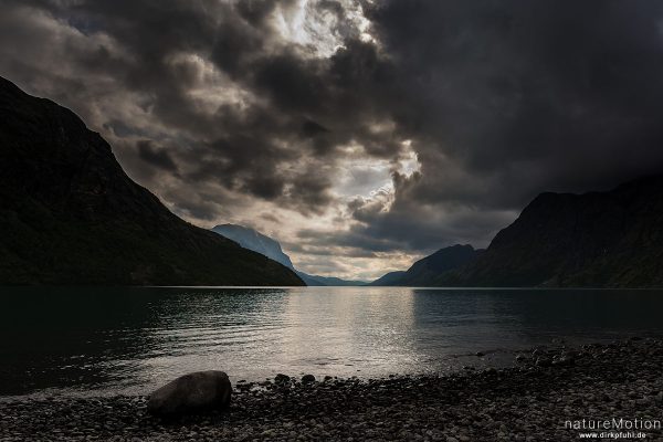 Regenwolken über dem Gjendesee, Jotunheimen, Memurubu, Norwegen