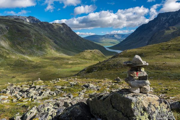 Steinmännchen mit T-Markierung des DNT, Blick auf den Russvatnet See, Wanderweg Memurubu - Glitterheim, Jotunheimen, Jotunheimen, Norwegen