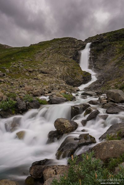 Wasserfall, Gletscherfluss Glopaa, Wanderweg Memurubu - Glitterheim, Jotunheimen, Jotunheimen, Norwegen