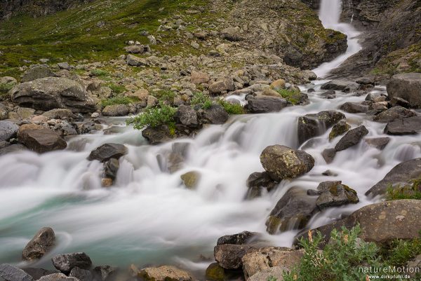 Wasserfall, Gletscherfluss Glopaa, Wanderweg Memurubu - Glitterheim, Jotunheimen, Jotunheimen, Norwegen