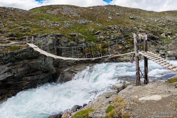 Hängebrücke über den Gletscherfluss Blatjonnaa, Wanderweg Memurubu - Glitterheim, Jotunheimen, Jotunheimen, Norwegen
