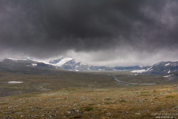 geröllübersähte Hochebene, Gletscher Blabrean und Styggehobrean, Gletscherfluss Blatjonnae, Regenwolken, Wanderweg Glitterheim - Gjendesheim, Jotunheimen, Jotunheimen, Norwegen