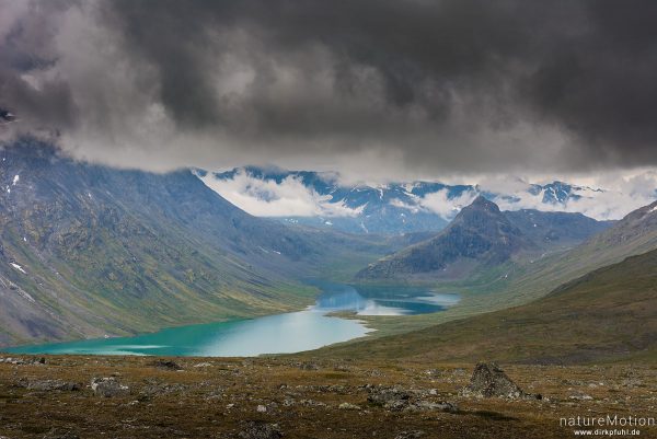 Berge unter Regenwolken, Blick zum See Russvatnet, Wanderweg Glitterheim - Gjendesheim, Jotunheimen, Jotunheimen, Norwegen