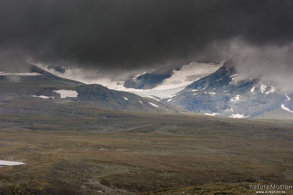 geröllübersähte Hochebene, Gletscher Blabrean, Regenwolken, Wanderweg Glitterheim - Gjendesheim, Jotunheimen, Jotunheimen, Norwegen