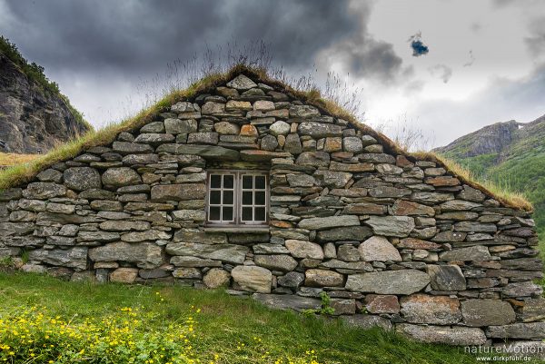 Giebel einer Hütte aus Naturstein, mit Gras bewachsen, Almhütten am Nesbovatnet, Aurlandsdalen, Norwegen