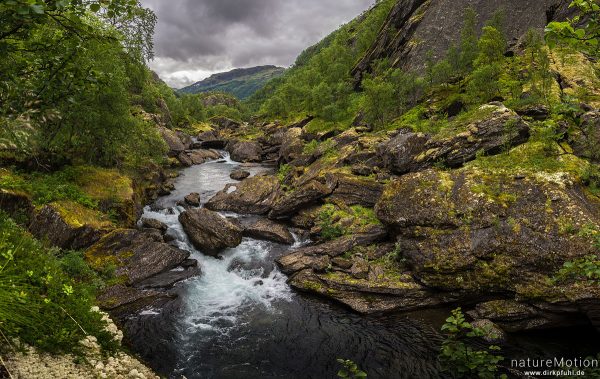 felsige Engstelle im Fluss Aurlandselvi, Stromschnellen, Aurlandsdalen, Aurlandsdalen, Norwegen