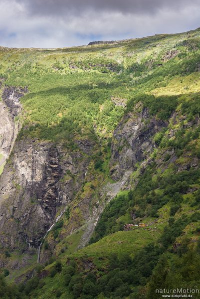 Almhütten inmitten steil abfallender Felswände, Flusslauf des Aurlandselvi, eingeschnittenes Tal, Au, Aurlandsdalen, Norwegen