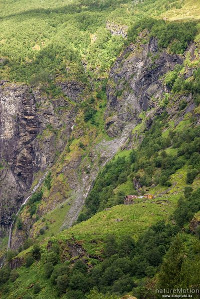 Almhütten inmitten steil abfallender Felswände, Flusslauf des Aurlandselvi, eingeschnittenes Tal, Aurlandsdalen, Aurlandsdalen, Norwegen