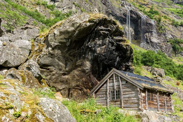 Almhütte, Wasserfall des Grovlselvi, Aurlandsdalen, Aurlandsdalen, Norwegen