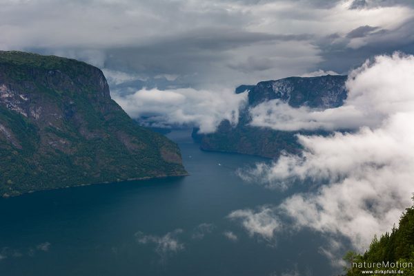 Aurlandsfjord mit durchziehenden Regenwolken, Aussichtspunkt Stegastein oberhalb von Aurland, Aurland, Norwegen