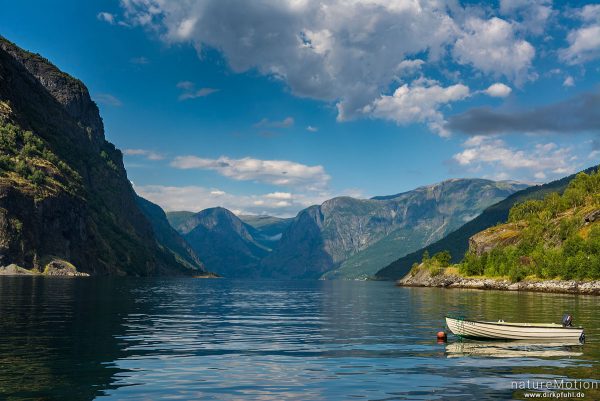 Fischerboote am Ufer des Aurlandsfjord, Flam, Norwegen