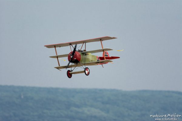 Fokker Dr.I Dreidecker, Flugmodell im Flug, Kunstflug, Mega Flugshow 2013 des MSV Condor Göttingen e.V., Göttingen, Deutschland