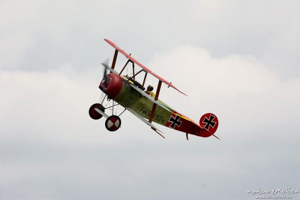 Fokker Dr.I Dreidecker, Flugmodell im Flug, Kunstflug, Mega Flugshow 2013 des MSV Condor Göttingen e.V., Göttingen, Deutschland