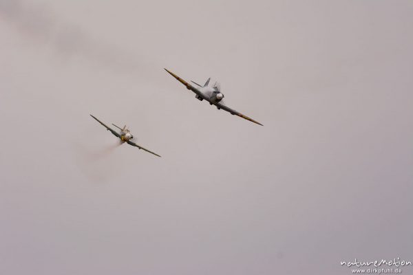 Supermarine Spitfire und Messerschmitt Bf 109 G, Modellflugzeug, Formationsflug mit Rauch, Mega Flugshow 2013 des MSV Condor Göttingen e.V., Göttingen, Deutschland