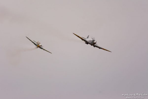 Supermarine Spitfire und Messerschmitt Bf 109 G, Modellflugzeug, Formationsflug mit Rauch, Mega Flugshow 2013 des MSV Condor Göttingen e.V., Göttingen, Deutschland