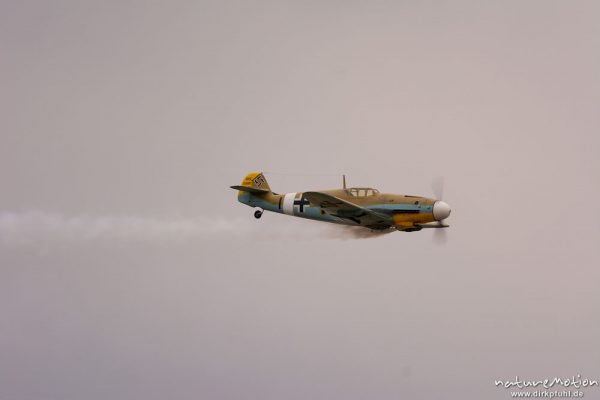 Messerschmitt Bf 109 G, Modellflugzeug, Formationsflug mit Rauch, Mega Flugshow 2013 des MSV Condor Göttingen e.V., Göttingen, Deutschland