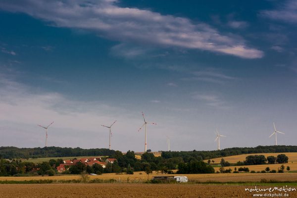 Windräder, Windkraftanlagen, drei Enercon E-101 auf 135 Meter hohen Türmen, daneben weitere kleinere Anlagen, Bischhausen bei Göttingen, Deutschland