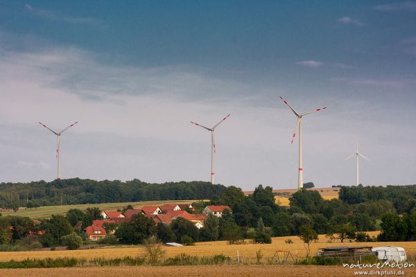 Windräder, Windkraftanlagen, drei Enercon E-101 auf 135 Meter hohen Türmen, daneben weitere kleinere Anlagen, Bischhausen bei Göttingen, Deutschland
