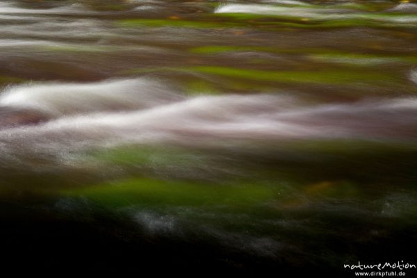 strömendes Wasser, Muster aus Wellen und grünem Algenbewuchs, Bode, Bodetal, Harz, Deutschland