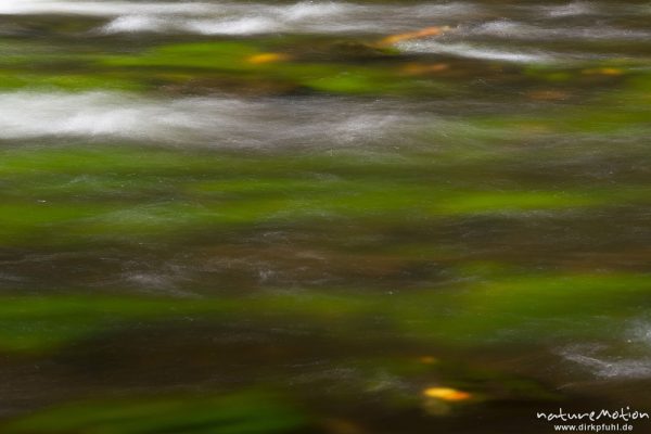 strömendes Wasser, Muster aus Wellen und grünem Algenbewuchs, Bode, Bodetal, Harz, Deutschland