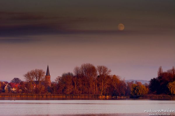 Mond über Bernshausen, Seeufer, Abendlicht, Seeburger See, Deutschland