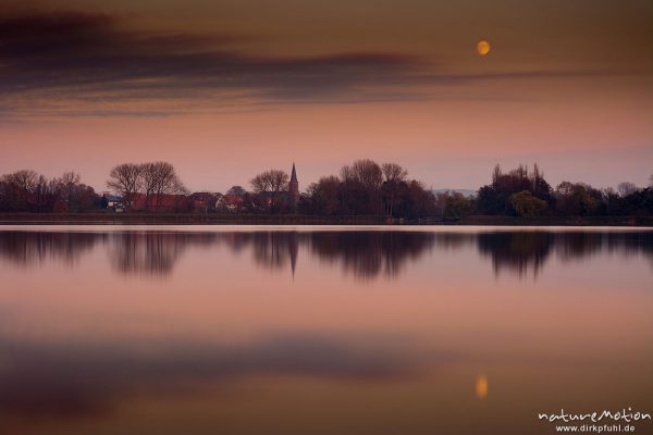 Mond über Bernshausen, Seeufer, Abendlicht, Seeburger See, Deutschland