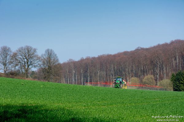 Bauer beim Ausbringen von Pflanzenschutzmittel auf Sommergetreide, Mackenrode bei Göttingen, Deutschland