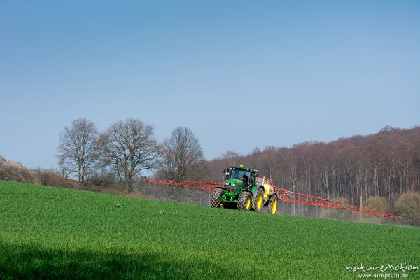 Bauer beim Ausbringen von Pflanzenschutzmittel auf Sommergetreide, Mackenrode bei Göttingen, Deutschland