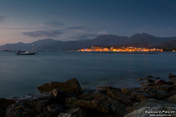 Saint Florent am Abend, Blick über die Bucht auf die erleuchtete Stadt und den Hafen, Korsika, Frankreich