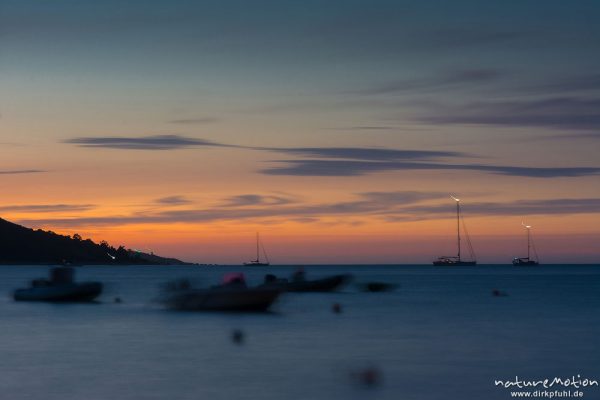 ankernde Segelboote im letzten Abendlicht, Bcuht von Saint Florent, Korsika, Frankreich