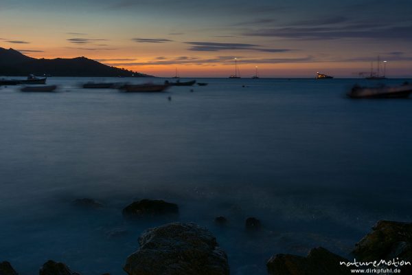 ankernde Segelboote im letzten Abendlicht, Bcuht von Saint Florent, Korsika, Frankreich