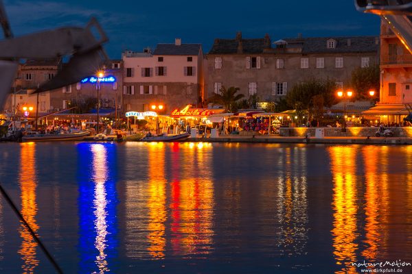 Hafenpromenade von Saint Florent im Abendlicht, Korsika, Frankreich