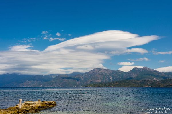 Stratocumulus lenticularis, Lenticularis Wolke über den Bergen des Cap Corse, Bucht von Saint Floren, Korsika, Frankreich